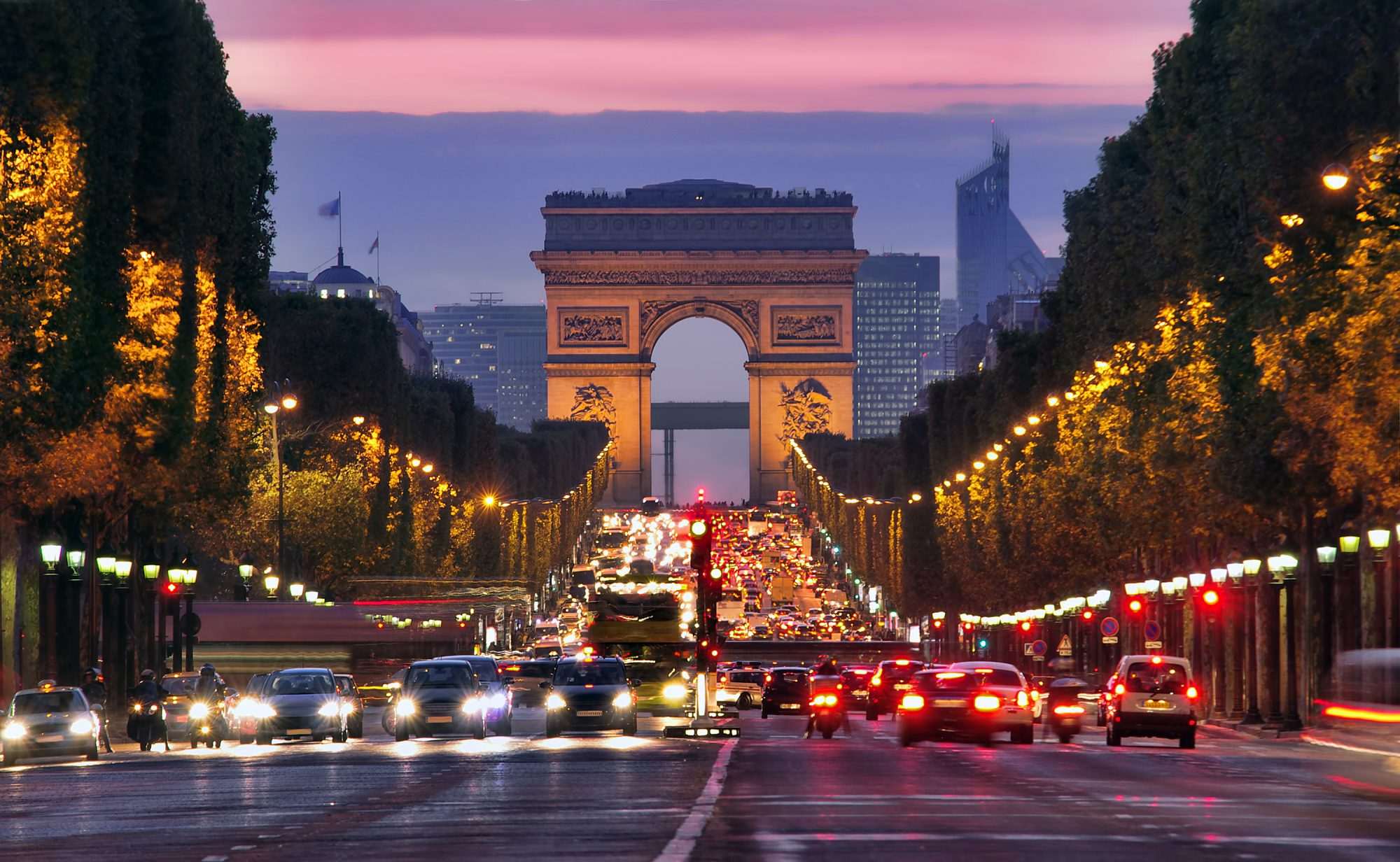 Fotobehang Arc de Triomphe bij Avond met Verkeer - Afbeelding 2