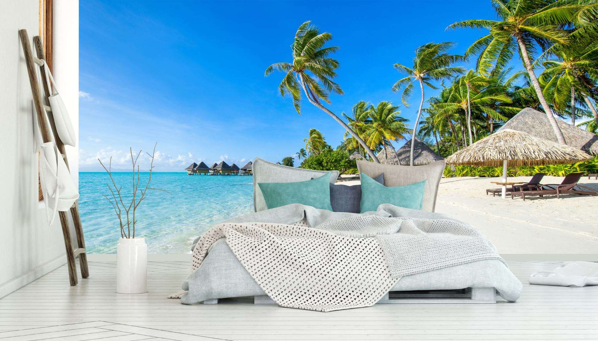 Fotobehang Tropisch Strand op Bali met Palmbomen en Bungalows