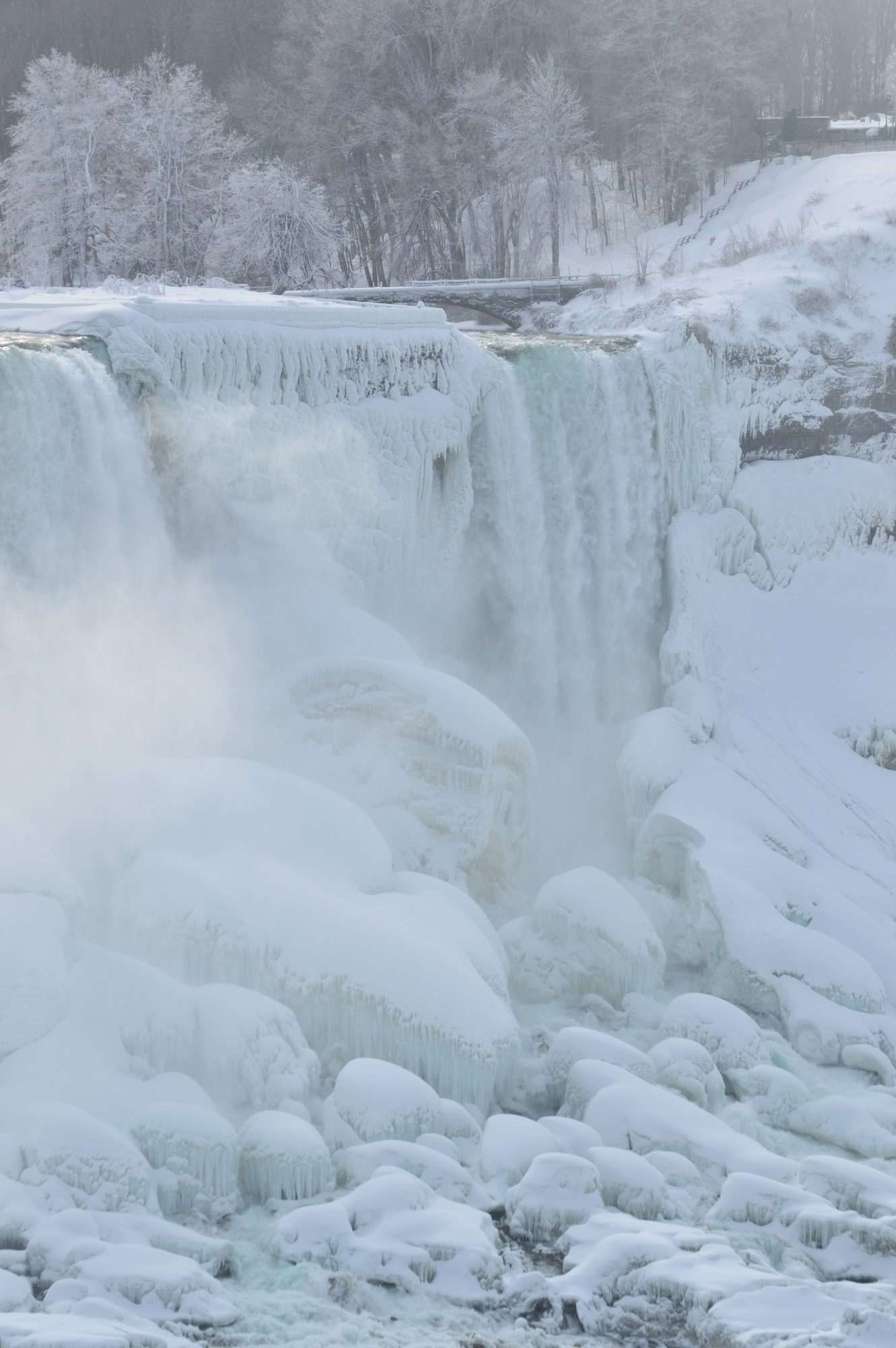 Fotobehang Bevroren Waterval in Winterlandschap - Afbeelding 2