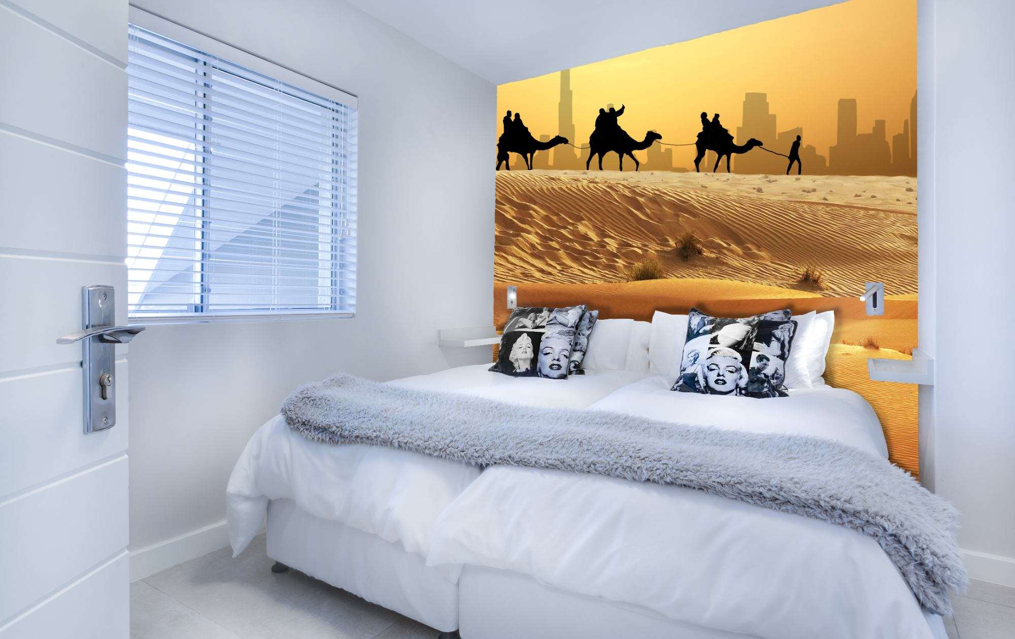 Fotobehang Dubai Woestijn met Kamelen en Skyline bij Zonsondergang