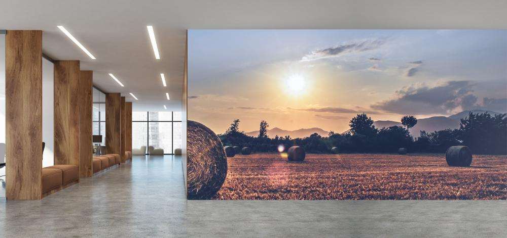 Fotobehang Landelijk Veld met Hooibaal en Zomerlucht