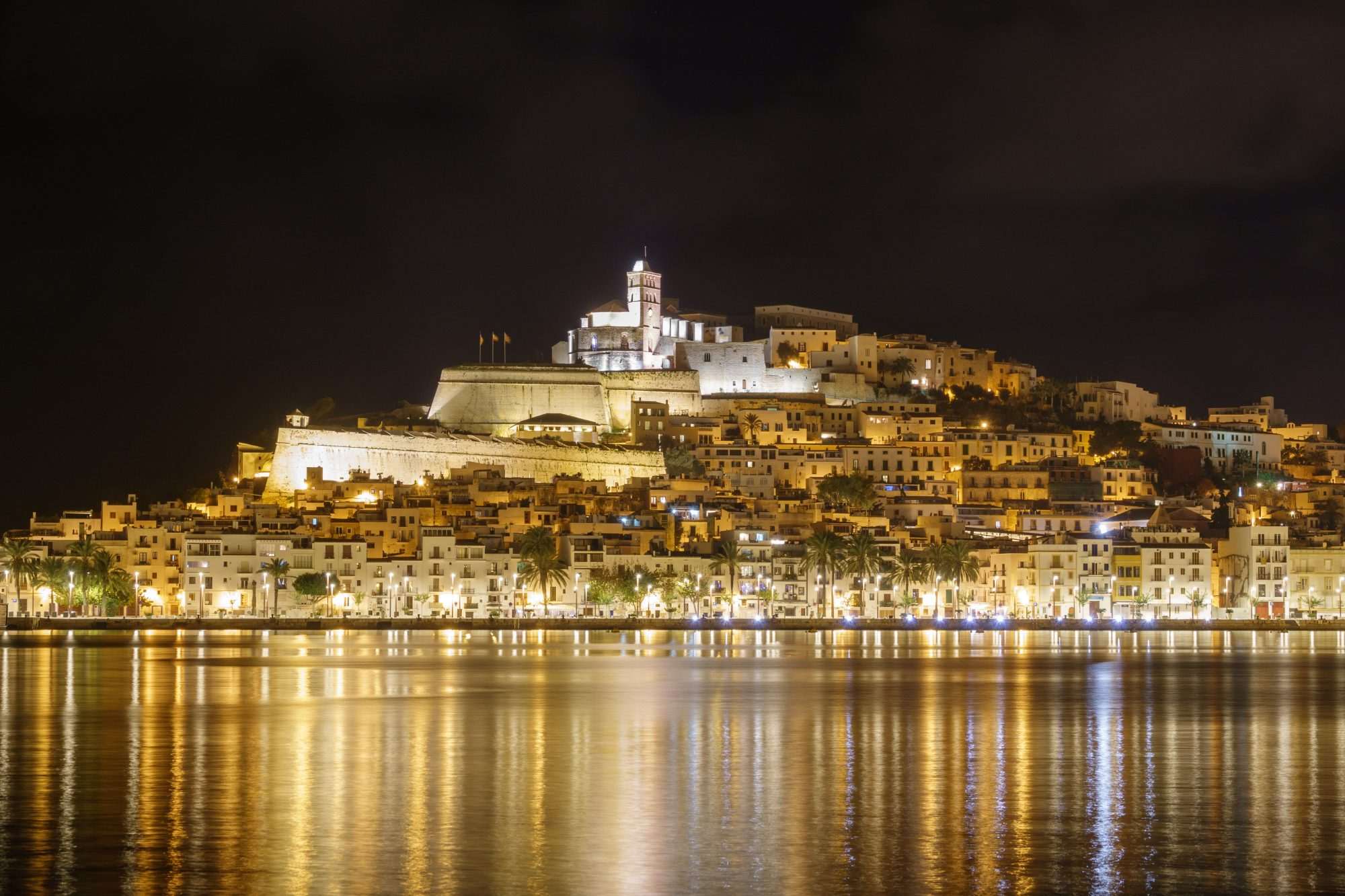 Fotobehang Verlichte Stad Ibiza bij Nacht - Afbeelding 2
