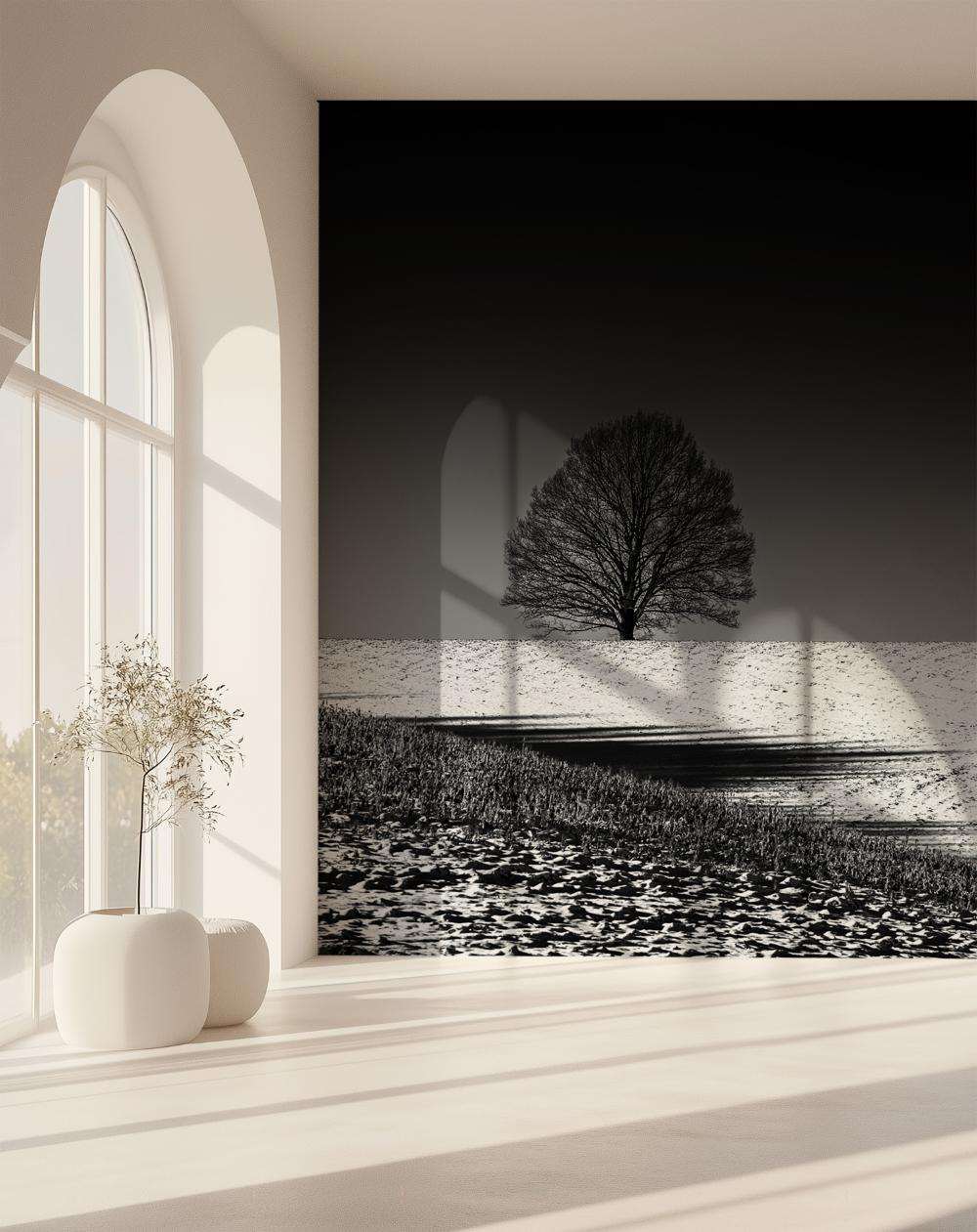 Fotobehang Eenzame Boom in Winterlandschap zwart-wit