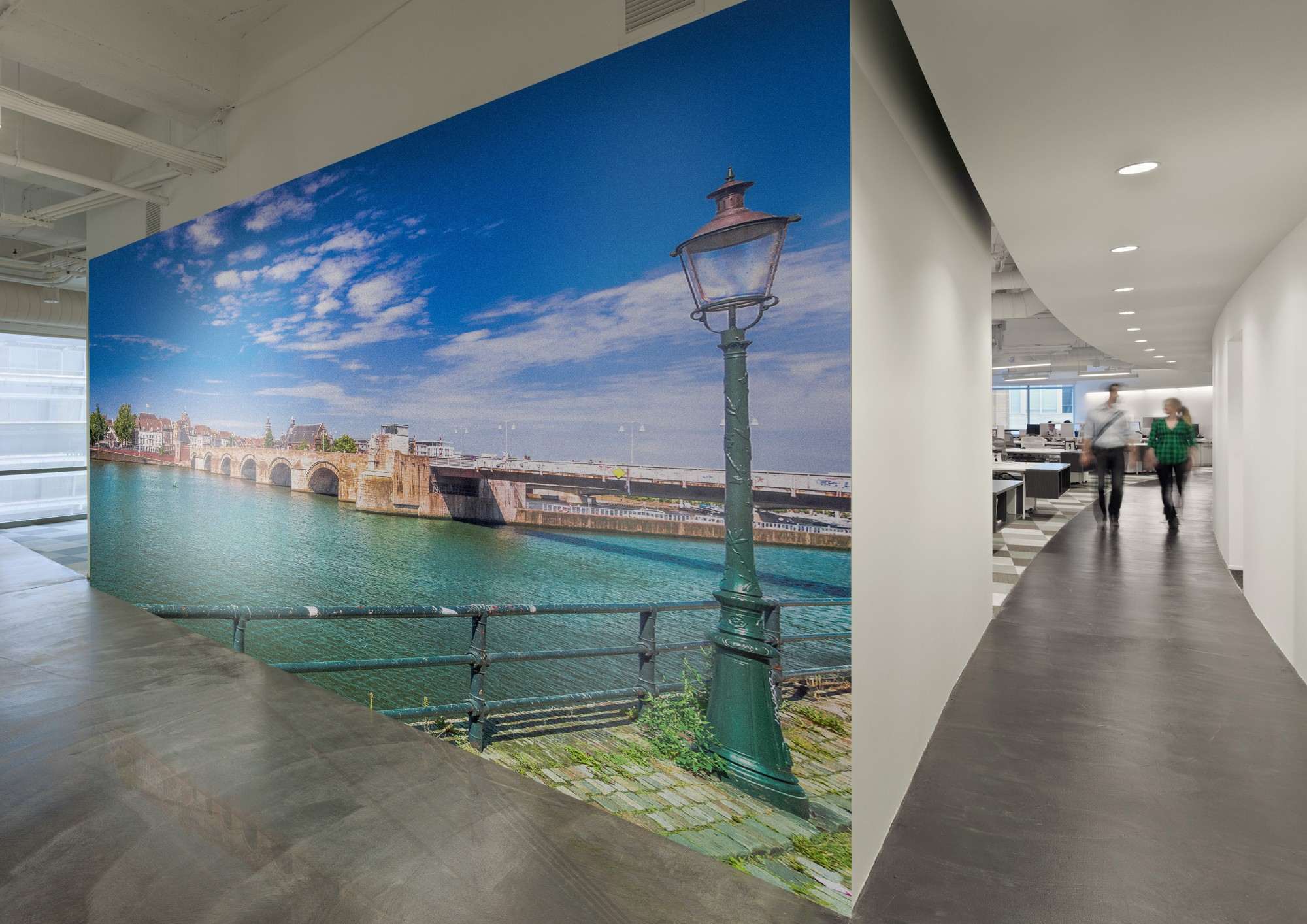 Fotobehang Nederlandse Rivier met Brug en Stad