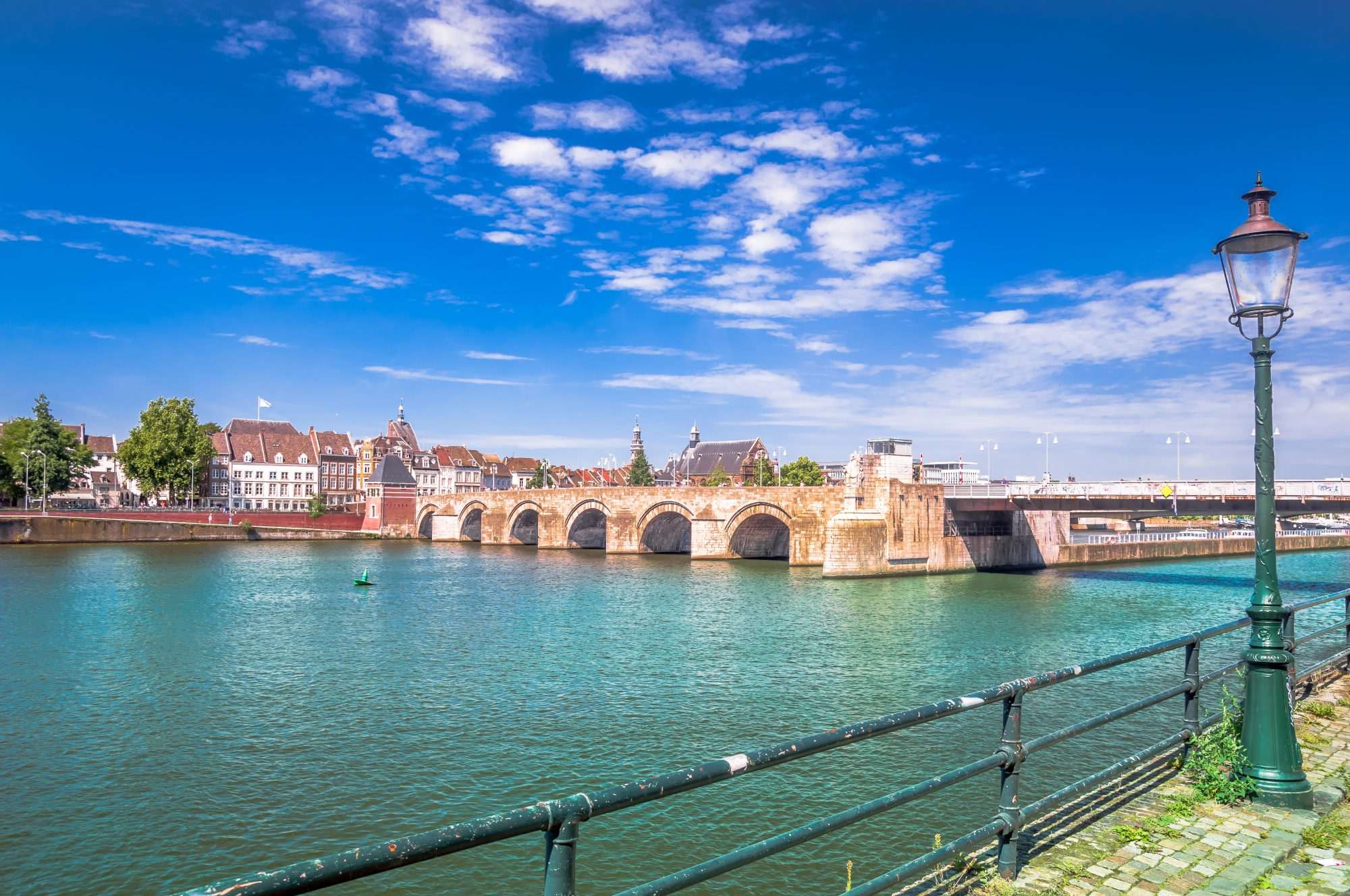 Fotobehang Nederlandse Rivier met Brug en Stad - Afbeelding 2