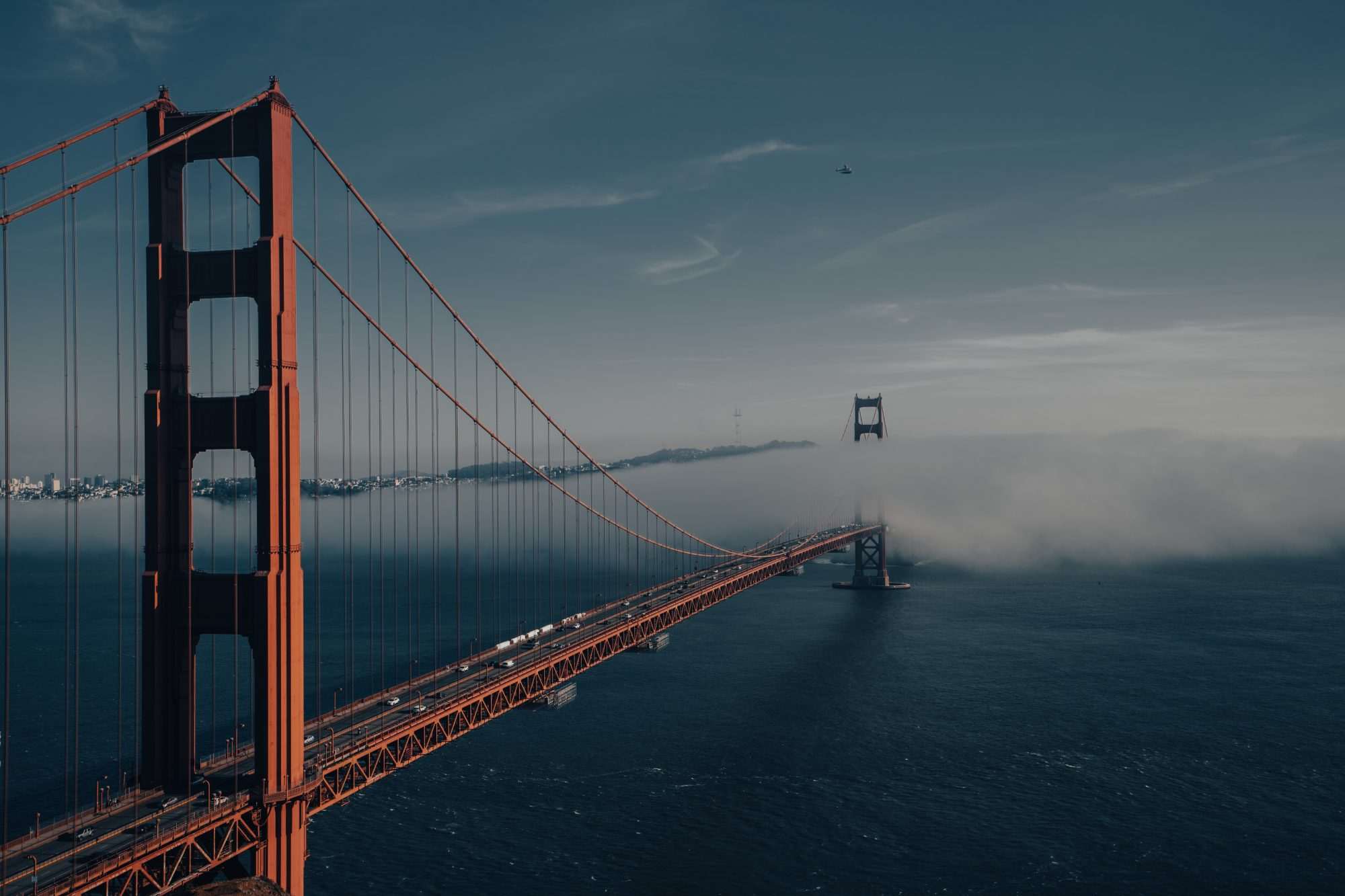 Fotobehang Rode Hangbrug boven Zee in Mist - Afbeelding 2