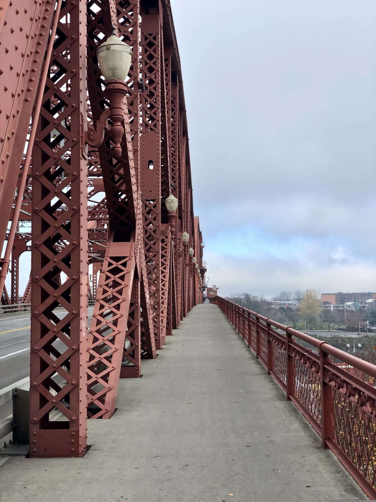 Fotobehang Rode Stalen Brug met Wandelpad - Afbeelding 2