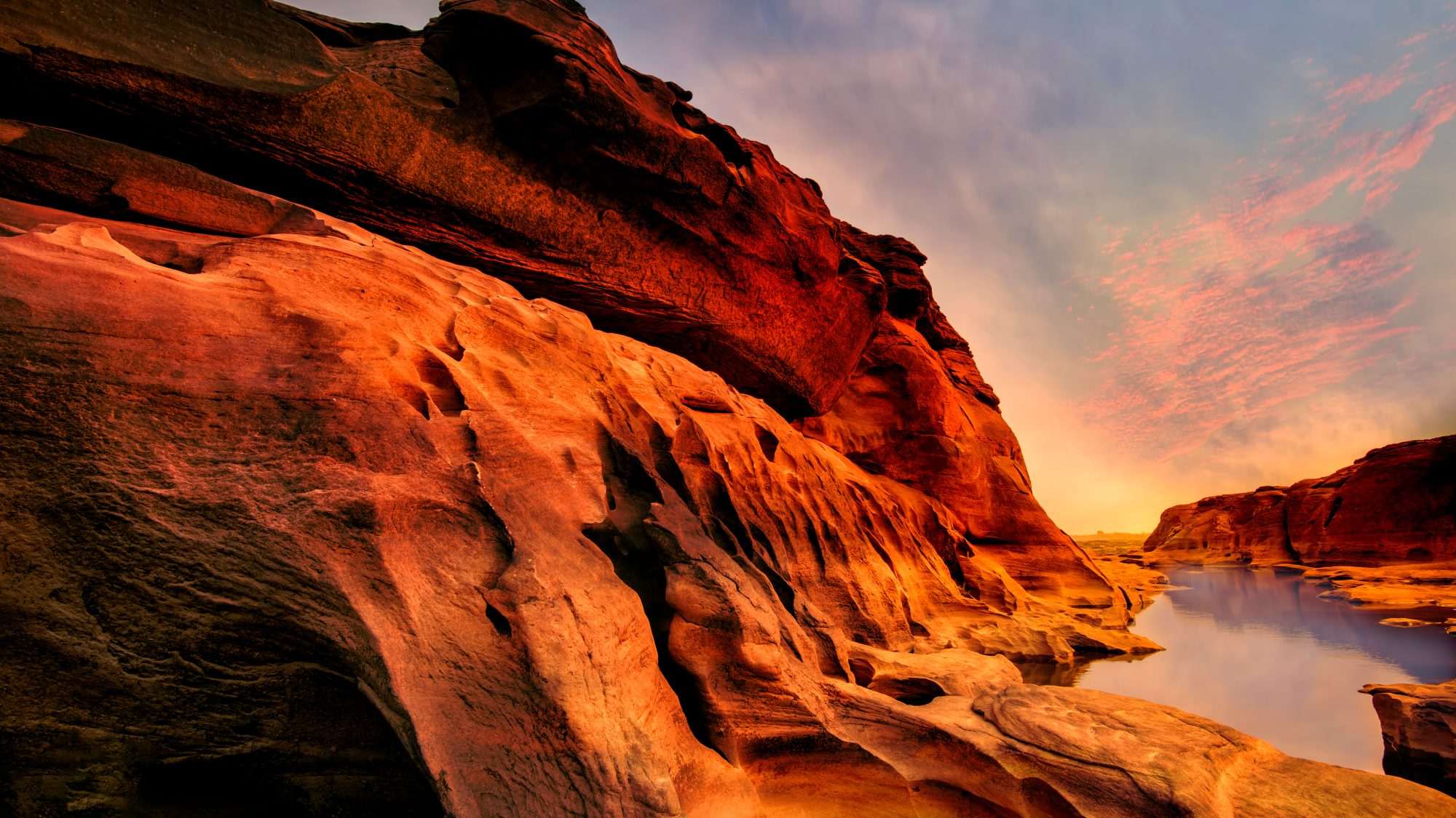 Fotobehang Rotsformaties langs Colorado River in Avondlicht - Afbeelding 2