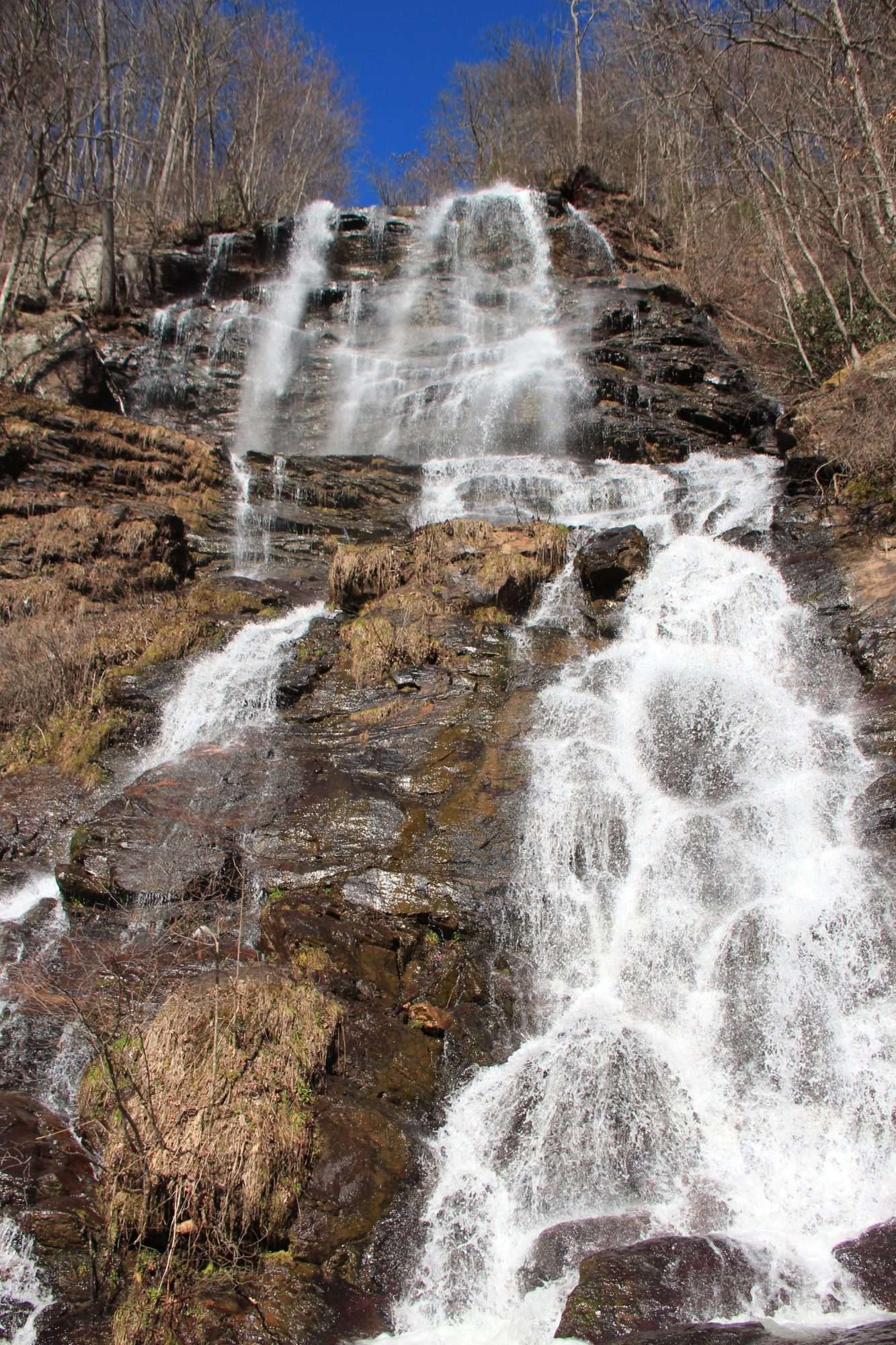Fotobehang Rotswaterval met Meerdere Waterstromen - Afbeelding 2