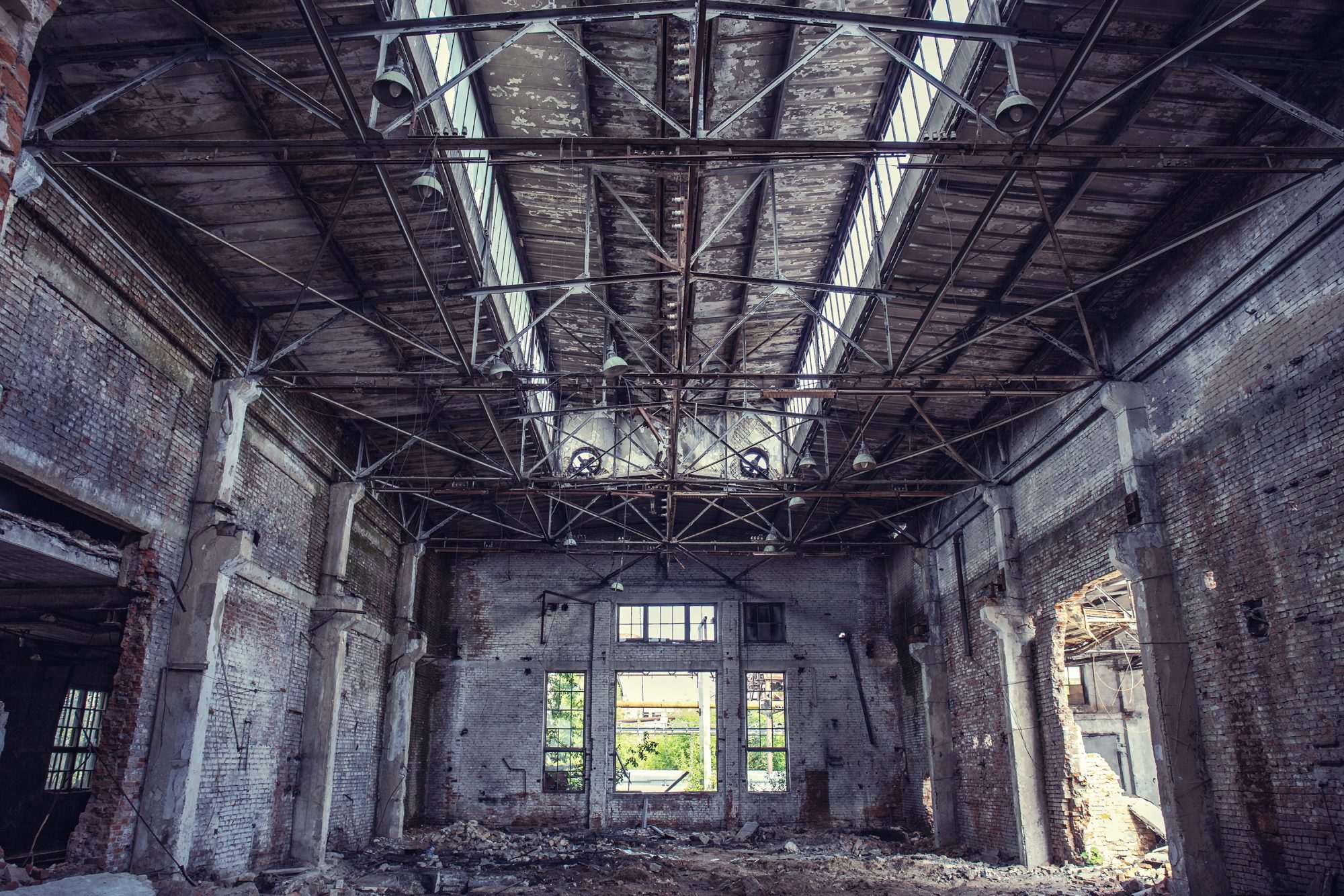 Fotobehang Verlaten Fabriekshal met Stalen Dak - Afbeelding 2