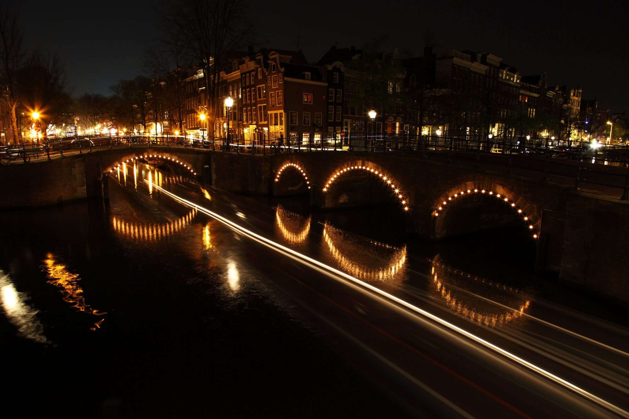 Fotobehang Verlichte Stadsbrug in de Nacht - Afbeelding 2