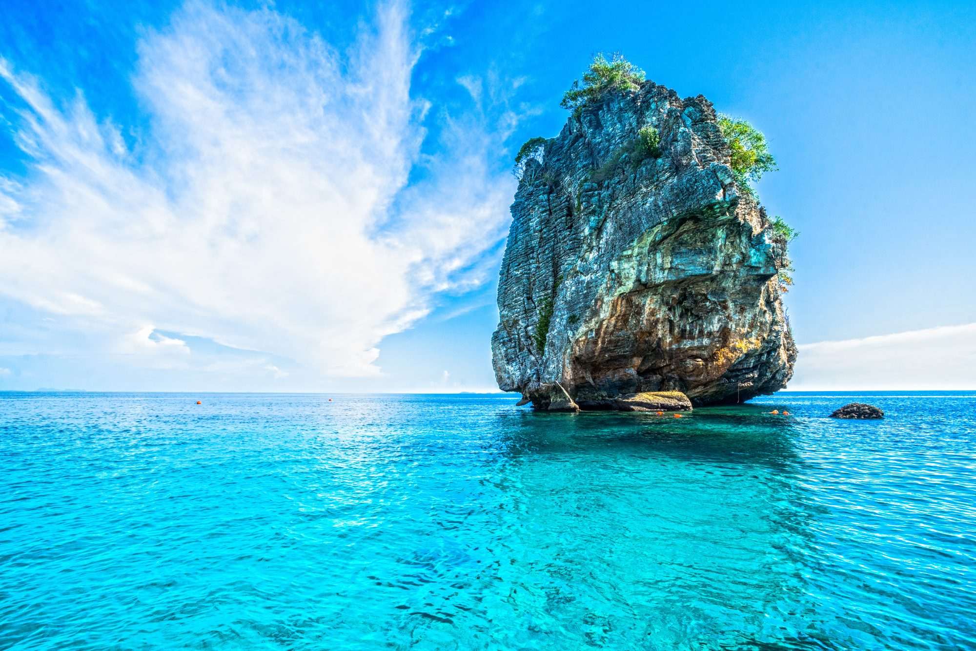 Fotobehang Azuren Rots in Heldere Turquoise Zee - Afbeelding 2