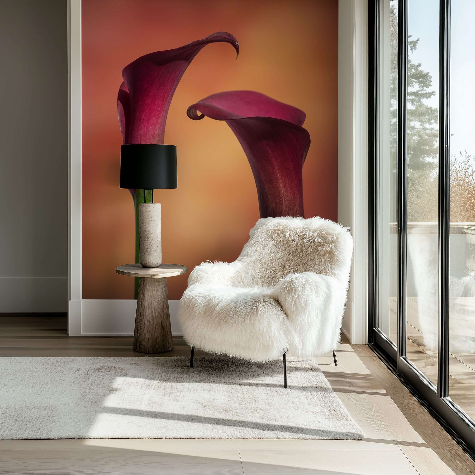 Fotobehang Paarse Calla Lelies tegen Warme Achtergrond