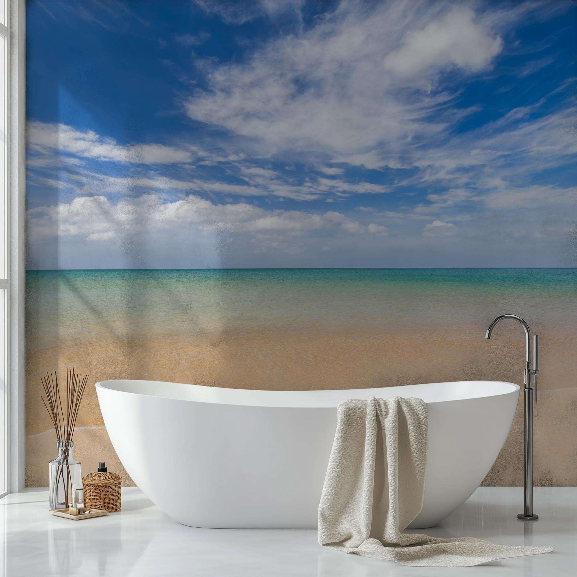 Fotobehang Rustig Strand met Open Zee en Wolkenlucht