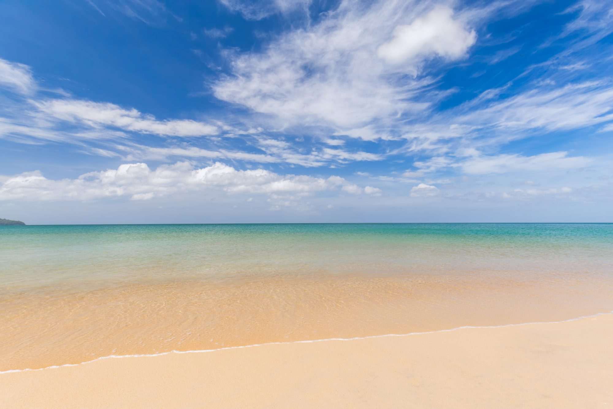 Fotobehang Rustig Strand met Open Zee en Wolkenlucht - Afbeelding 2