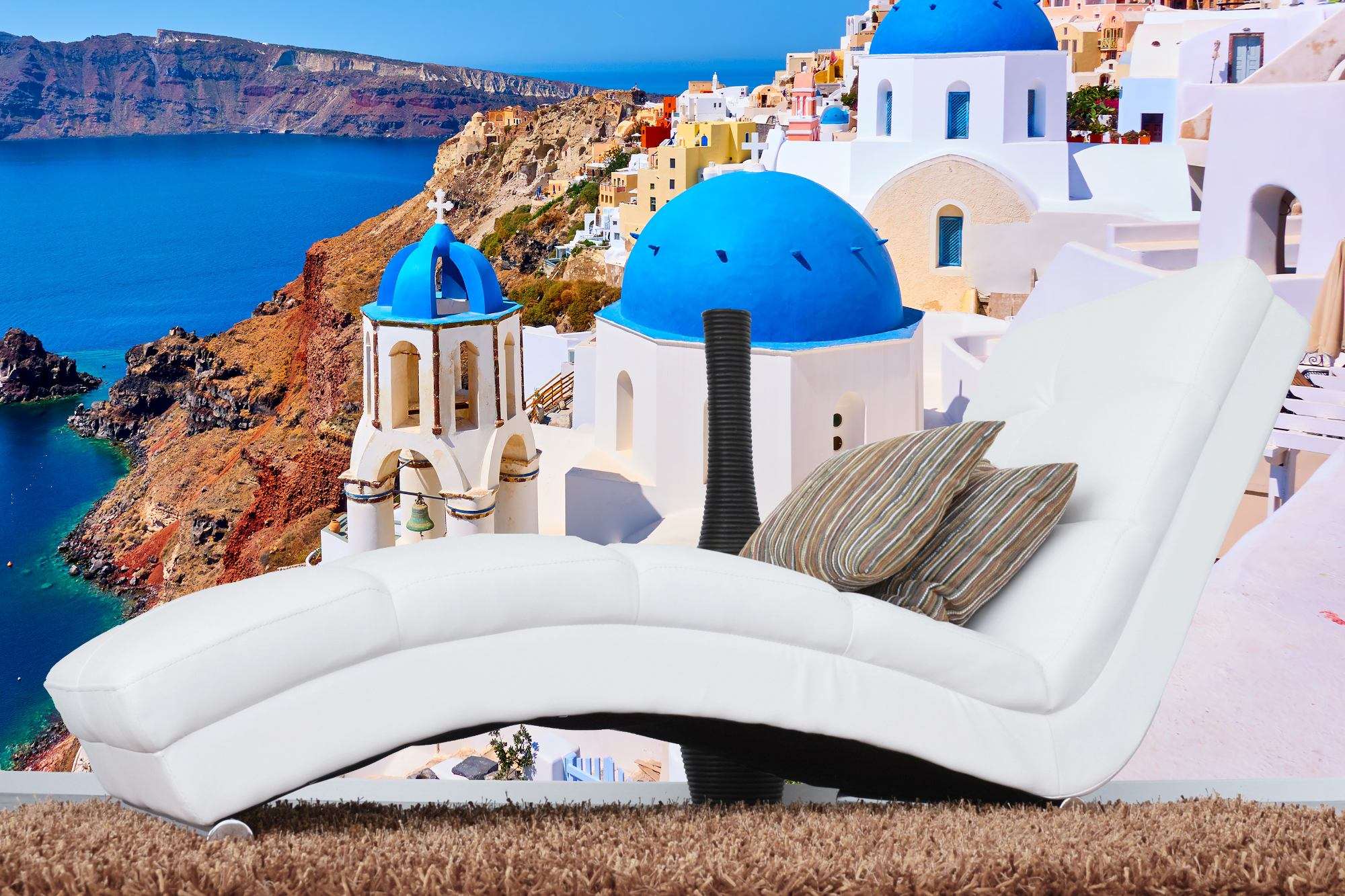 Fotobehang Santorini Klifdorp met Blauwe Koepels en Zee