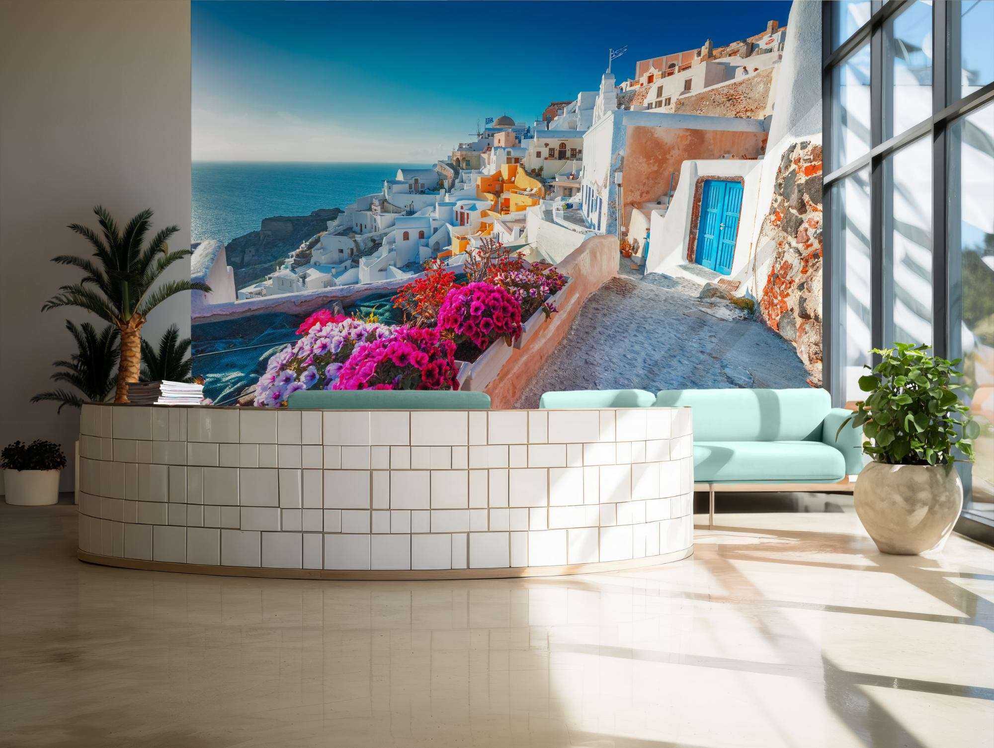 Fotobehang Santorini Wit-Blauw Dorp met Bloemen en Zeezicht
