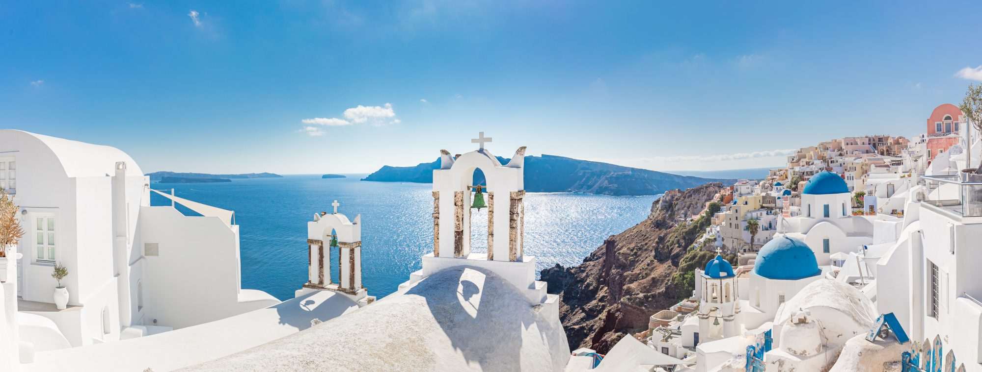 Fotobehang Santorini Wit Dorp met Zee en Heuvels - Afbeelding 2