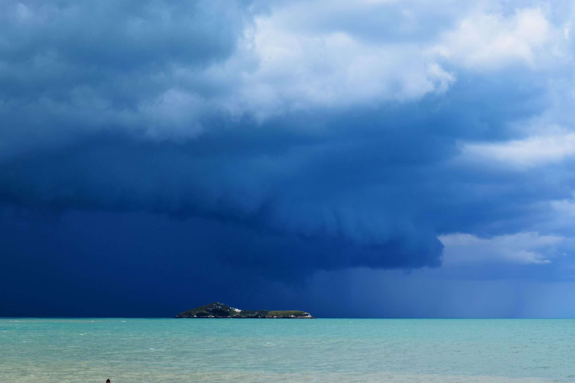 Fotobehang Zee met Donkere Stormlucht - Afbeelding 2