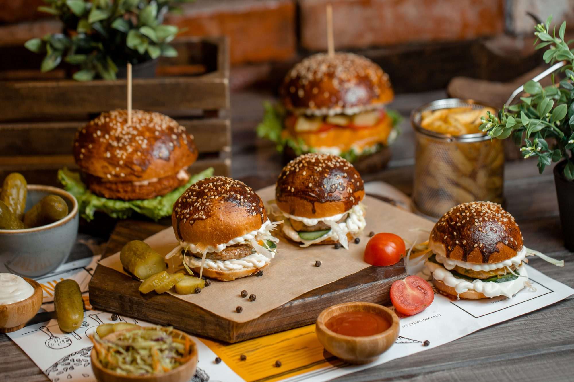 Fotobehang Ambachtelijke Mini Hamburgers op Houten Serveerplank - Afbeelding 2