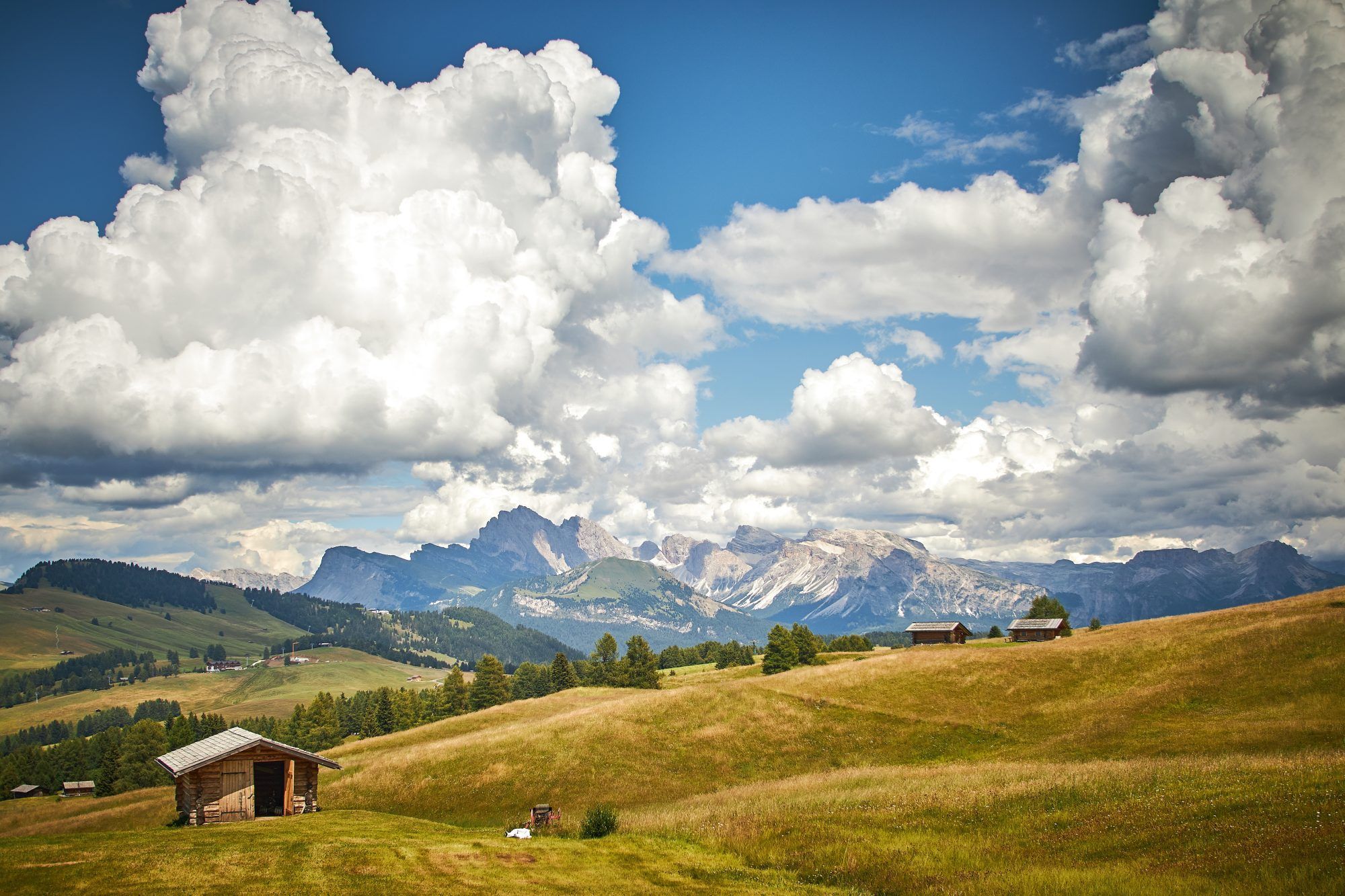 Fotobehang Alpenweide met Bergen en Indrukwekkende Wolkenlucht - Afbeelding 2