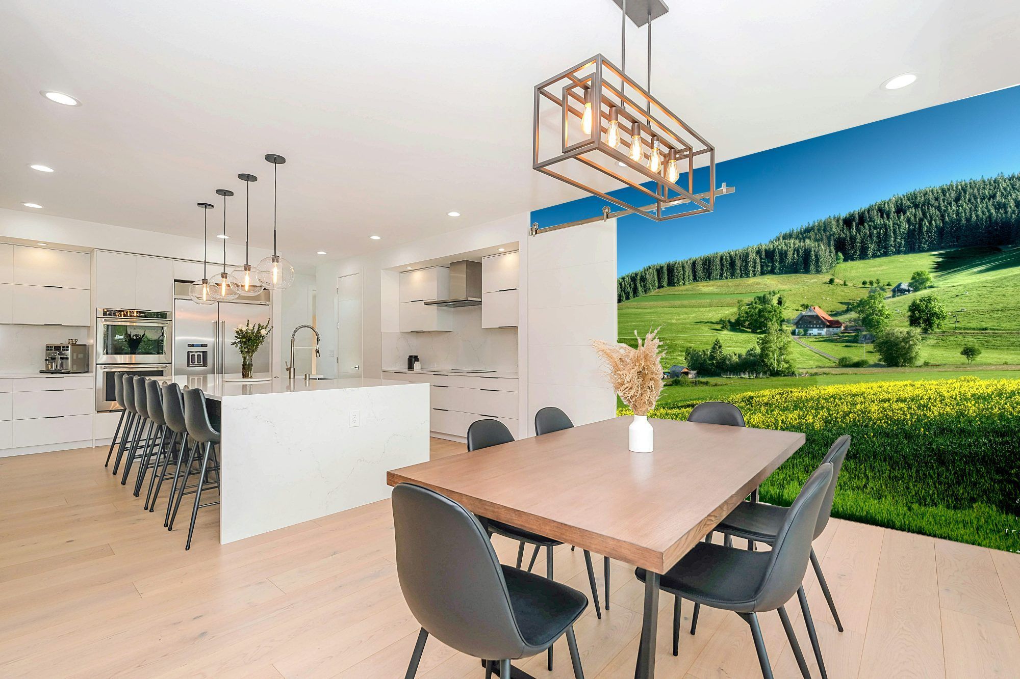 Fotobehang Landelijk Landschap met Groene Weiden en Bloeiende Koolzaadvelden