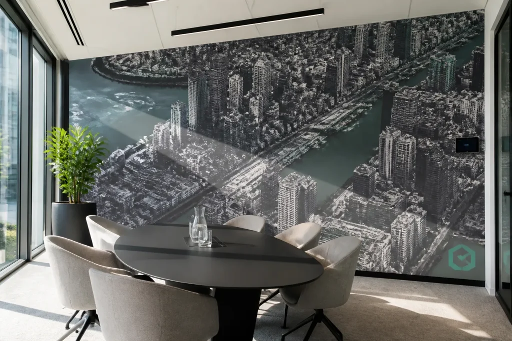 vergaderruimte met volledige wand van maatwerk zakelijk fotobehang met gestileerde luchtfoto